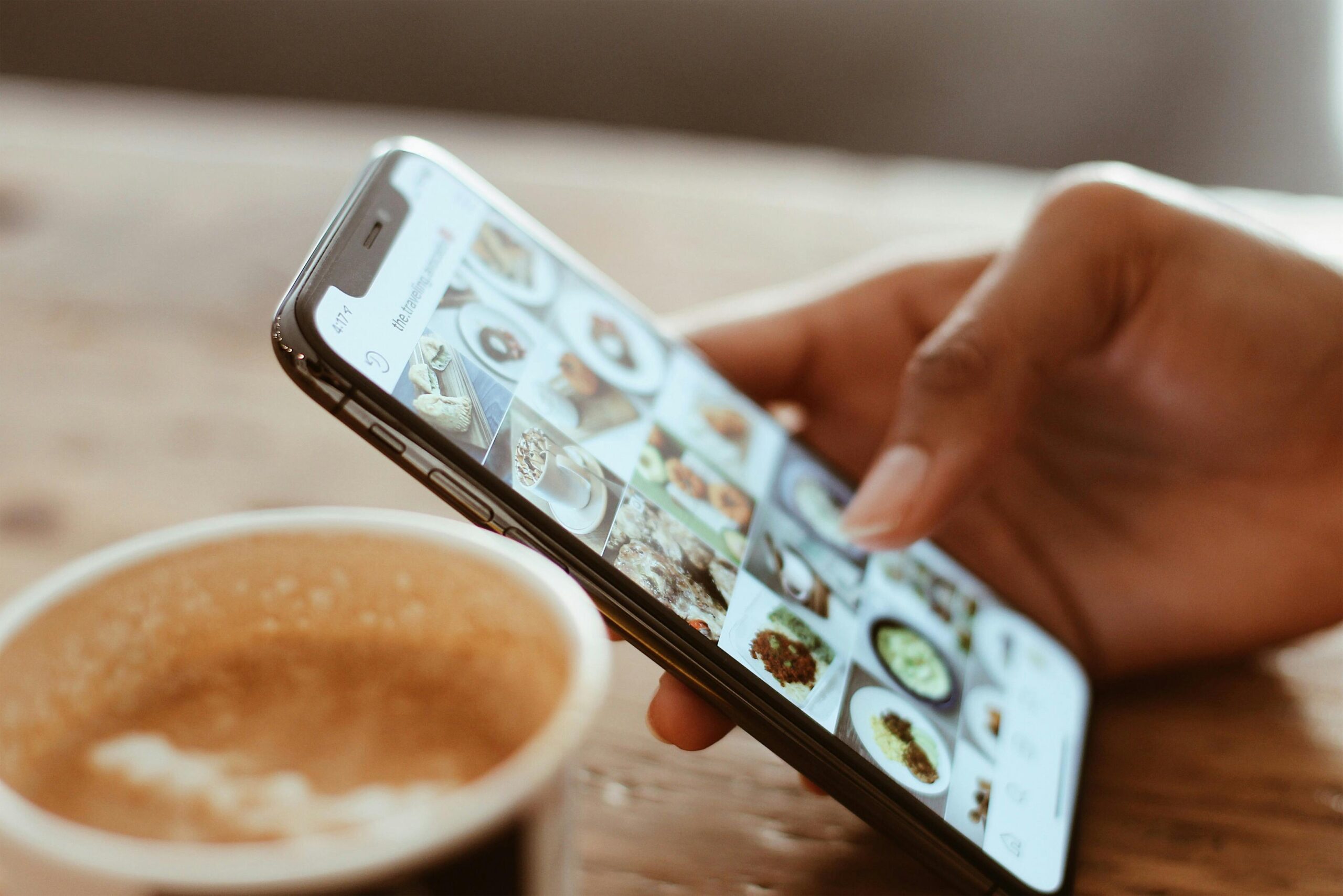 Selektive Fokusfotografie Einer Person Mit Iphone X.