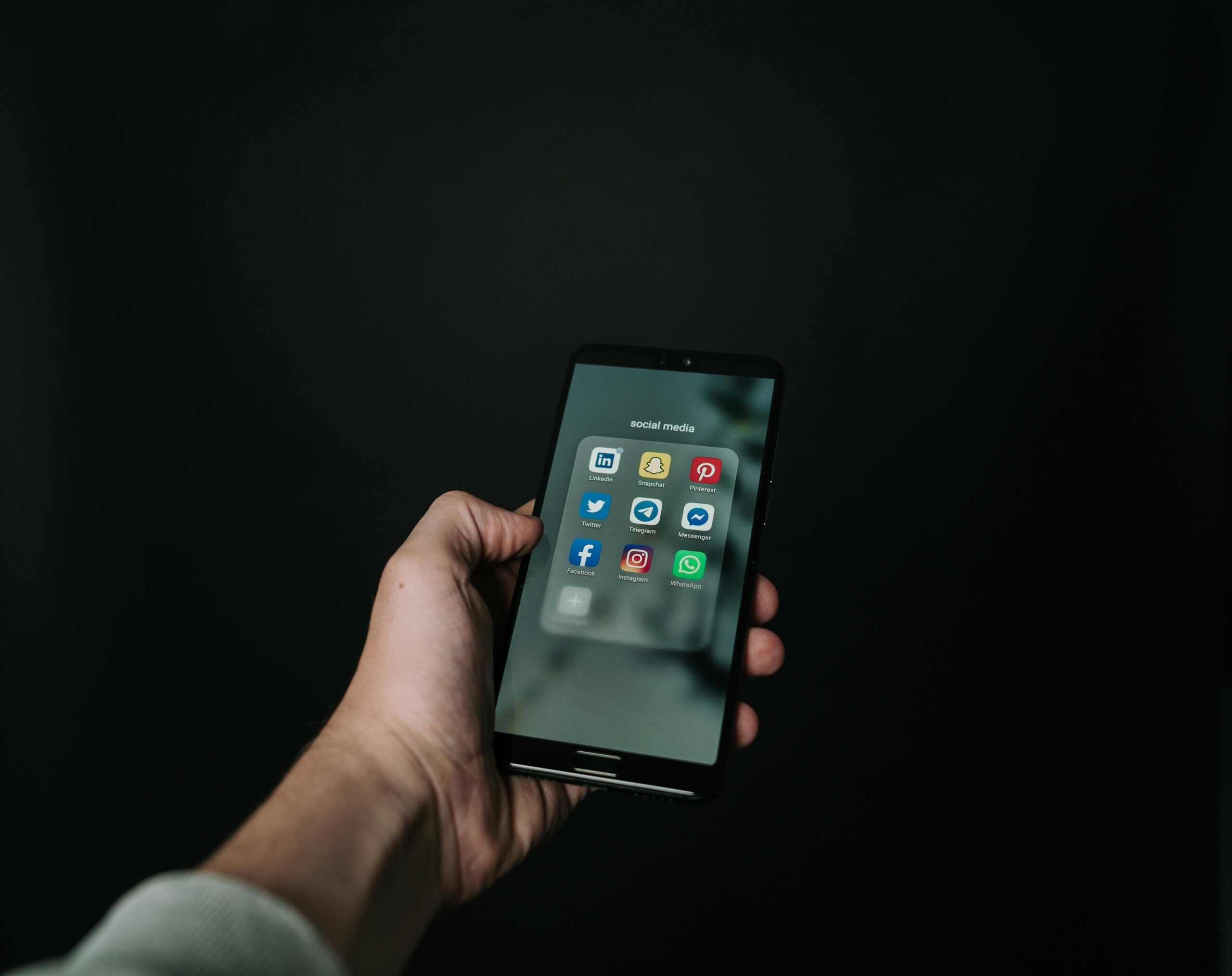 Foto Der Hand, Die Ein Schwarzes Smartphone Hält