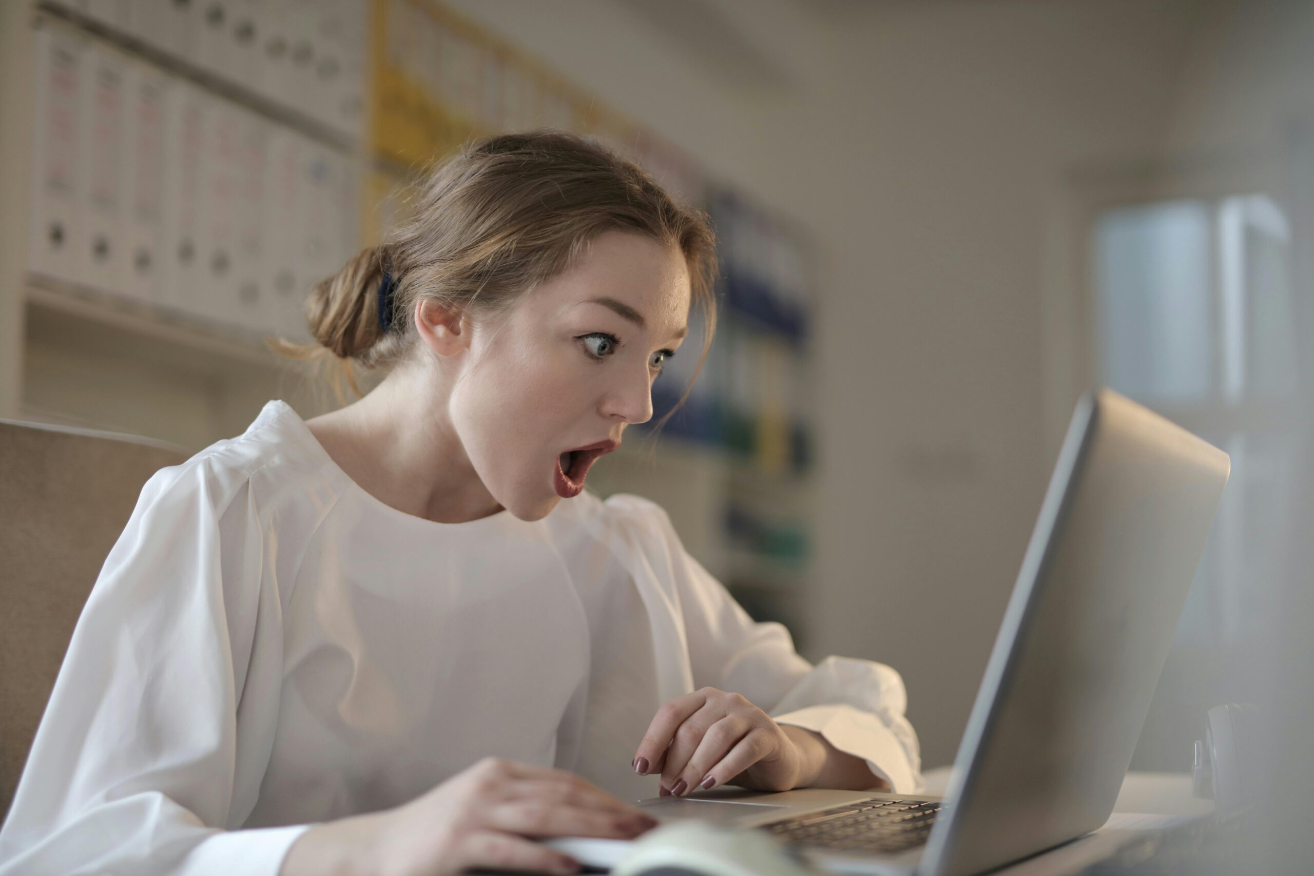 Frau Im Weißen Langarmhemd Unter Verwendung Des Silbernen Laptop Computers